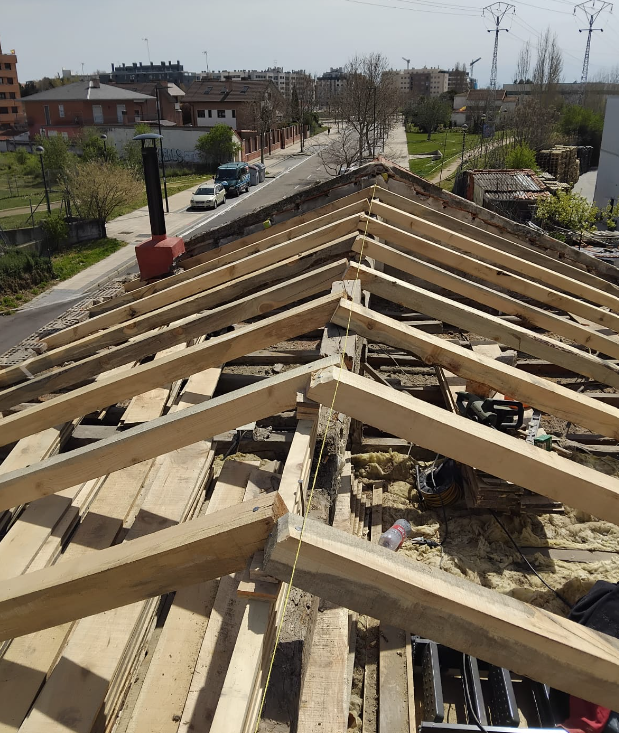 Estructura de madera de un tejado en obra vista desde arriba